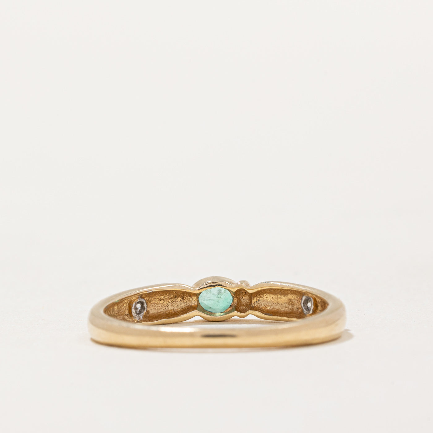 Bague sertie clos d'une émeraude et de diamants | 0,07 ct, 0,02 ct au total | Taille 7,25 | 