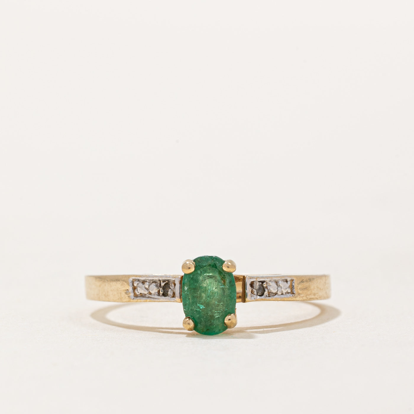 Bague émeraude taille ovale et diamants | 0,30 ct, 0,01 ct au total | Taille 6,25 | 