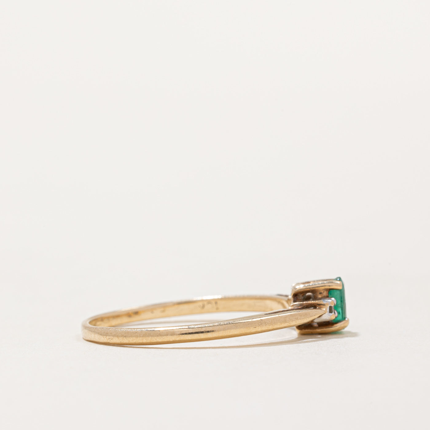 Bague émeraude taille ovale et diamants | 0,12 ct, 0,01 ct au total | Taille 8 | 