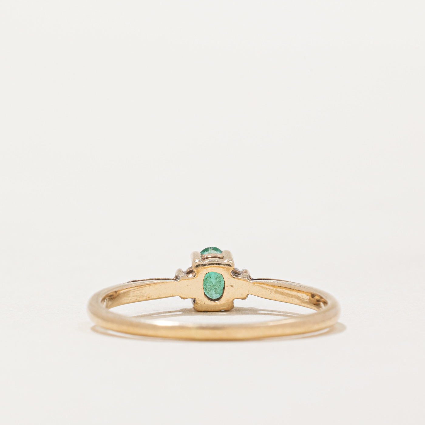 Bague émeraude taille ovale et diamants | 0,12 ct, 0,01 ct au total | Taille 8 | 