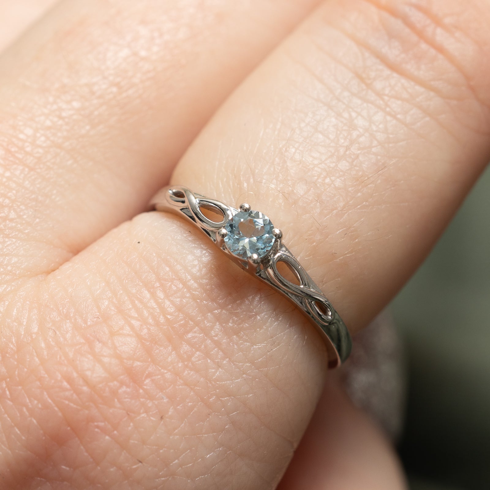 Blue Topaz Twisted Ring | 0.30ct | SZ 6.75 |