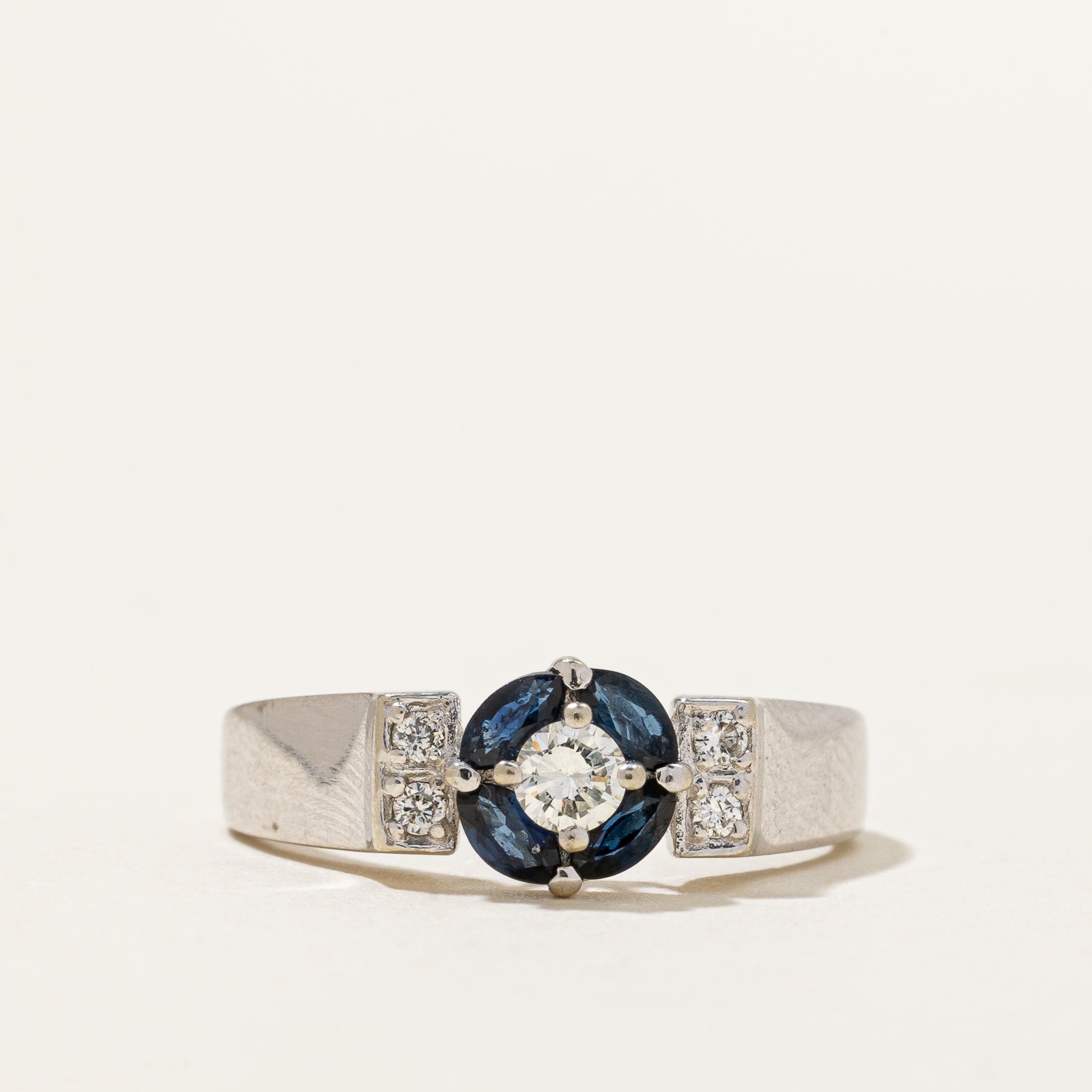 Bague saphir et diamants | 0,24 ct, 0,18 ct | Taille 6,5 | 