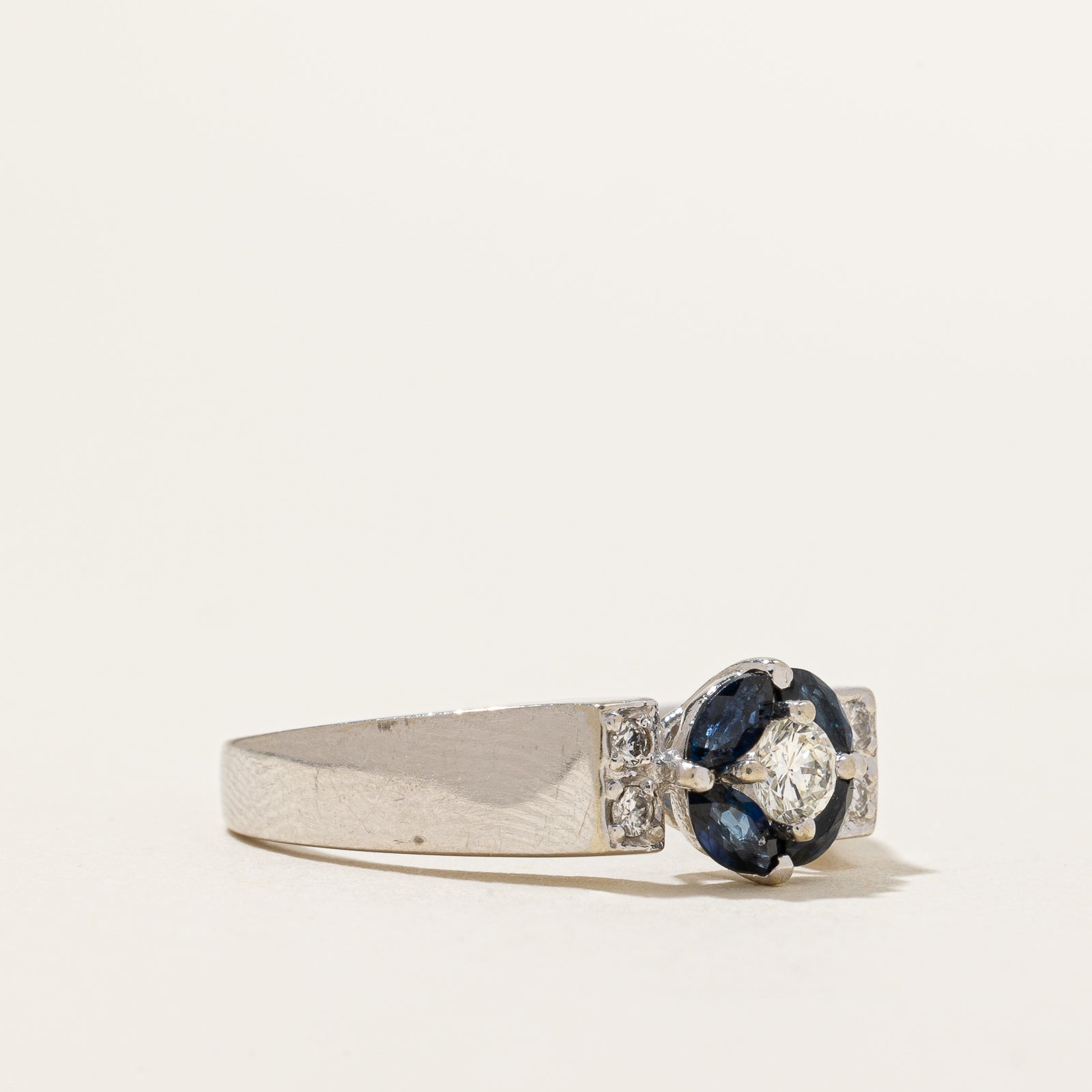 Bague saphir et diamants | 0,24 ct, 0,18 ct | Taille 6,5 | 