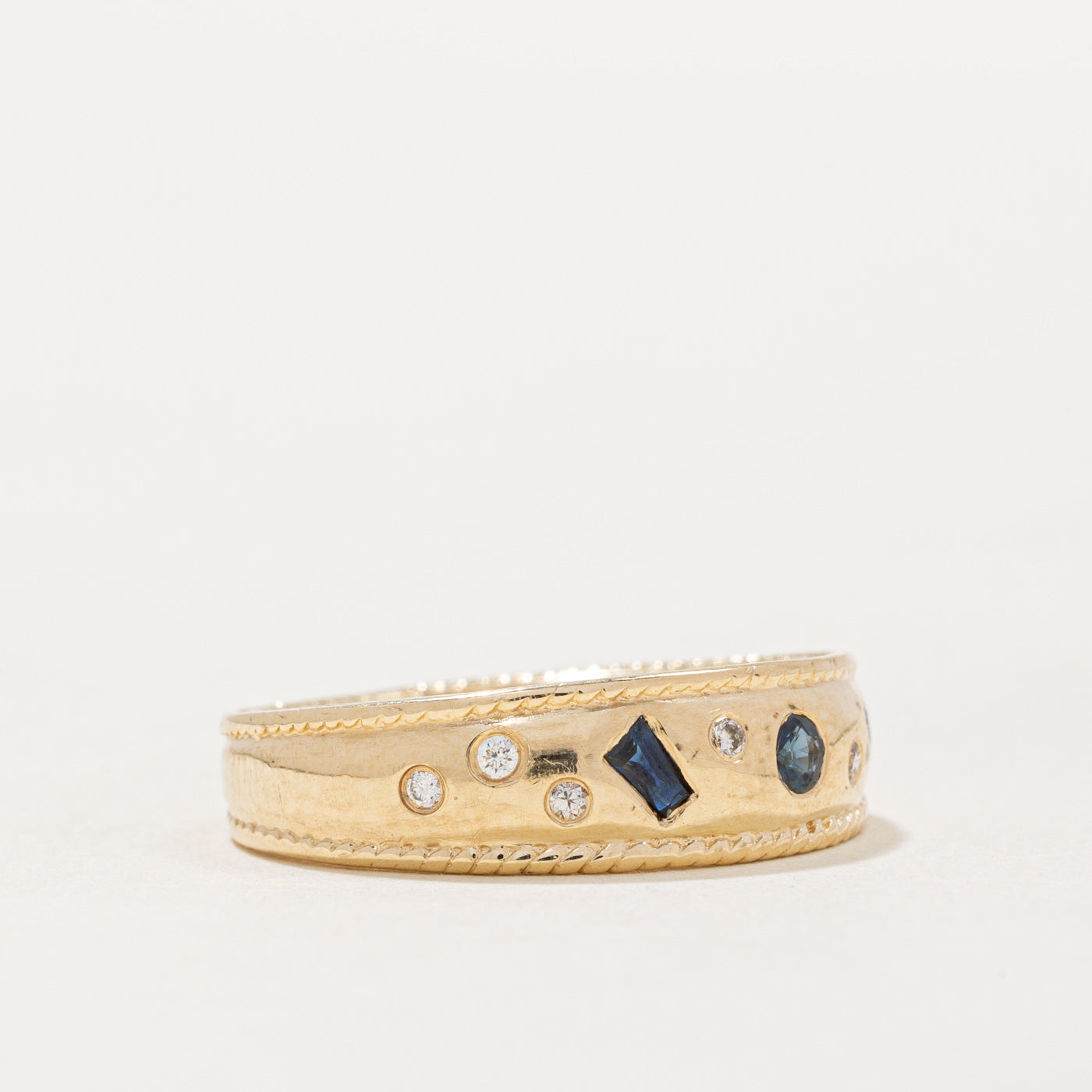 Bague sertie de saphirs taille multiple et de diamants | 0,15 ct, 0,04 ct | Taille 6,25 | 