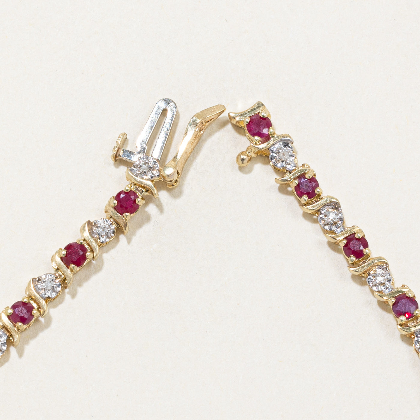 Bracelet tennis rubis et diamants | 1,87 ct, 0,11 ct | 17,8 cm | 