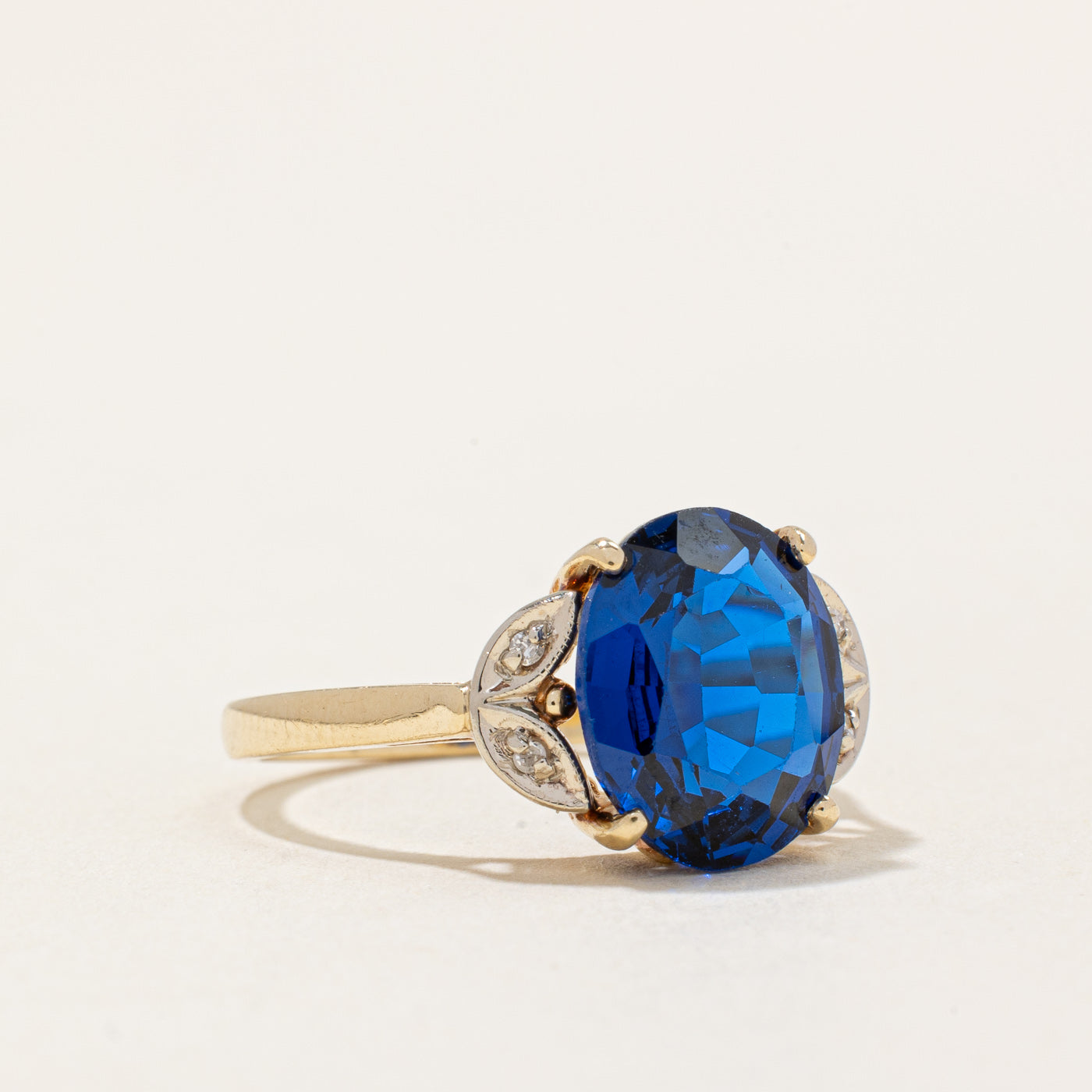 Bague en spinelle bleue synthétique et diamant naturel | 3,40 ct, 0,02 ct au total | Taille 6,25 | 