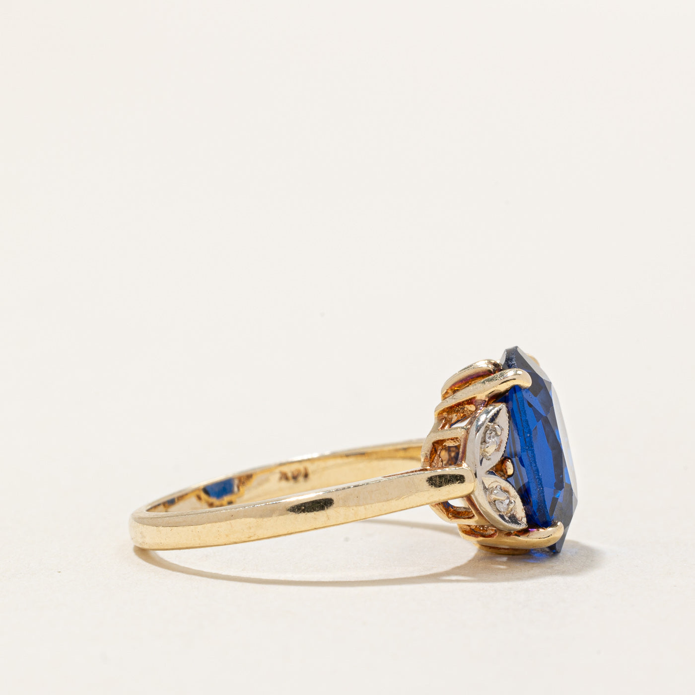 Bague en spinelle bleue synthétique et diamant naturel | 3,40 ct, 0,02 ct au total | Taille 6,25 | 