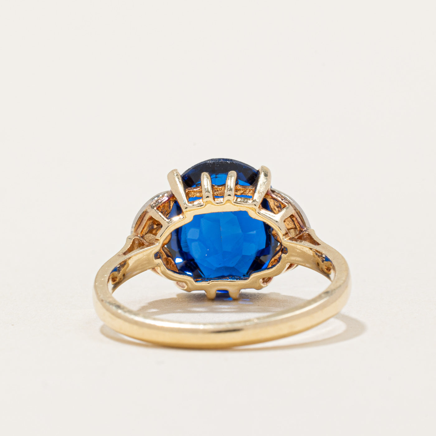 Bague en spinelle bleue synthétique et diamant naturel | 3,40 ct, 0,02 ct au total | Taille 6,25 | 