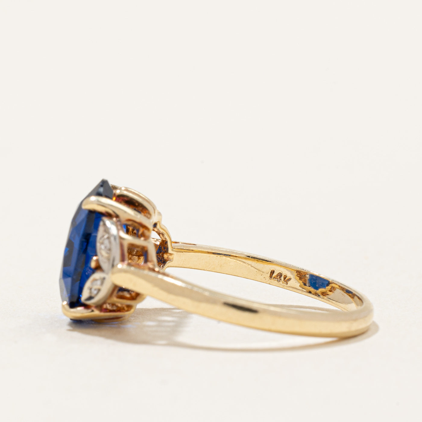 Bague en spinelle bleue synthétique et diamant naturel | 3,40 ct, 0,02 ct au total | Taille 6,25 | 