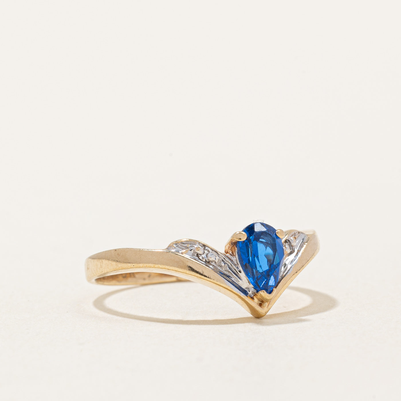 Bague chevron en spinelle synthétique et diamants naturels | 0,50 ct, 0,01 ct au total | Taille 5,75 | 
