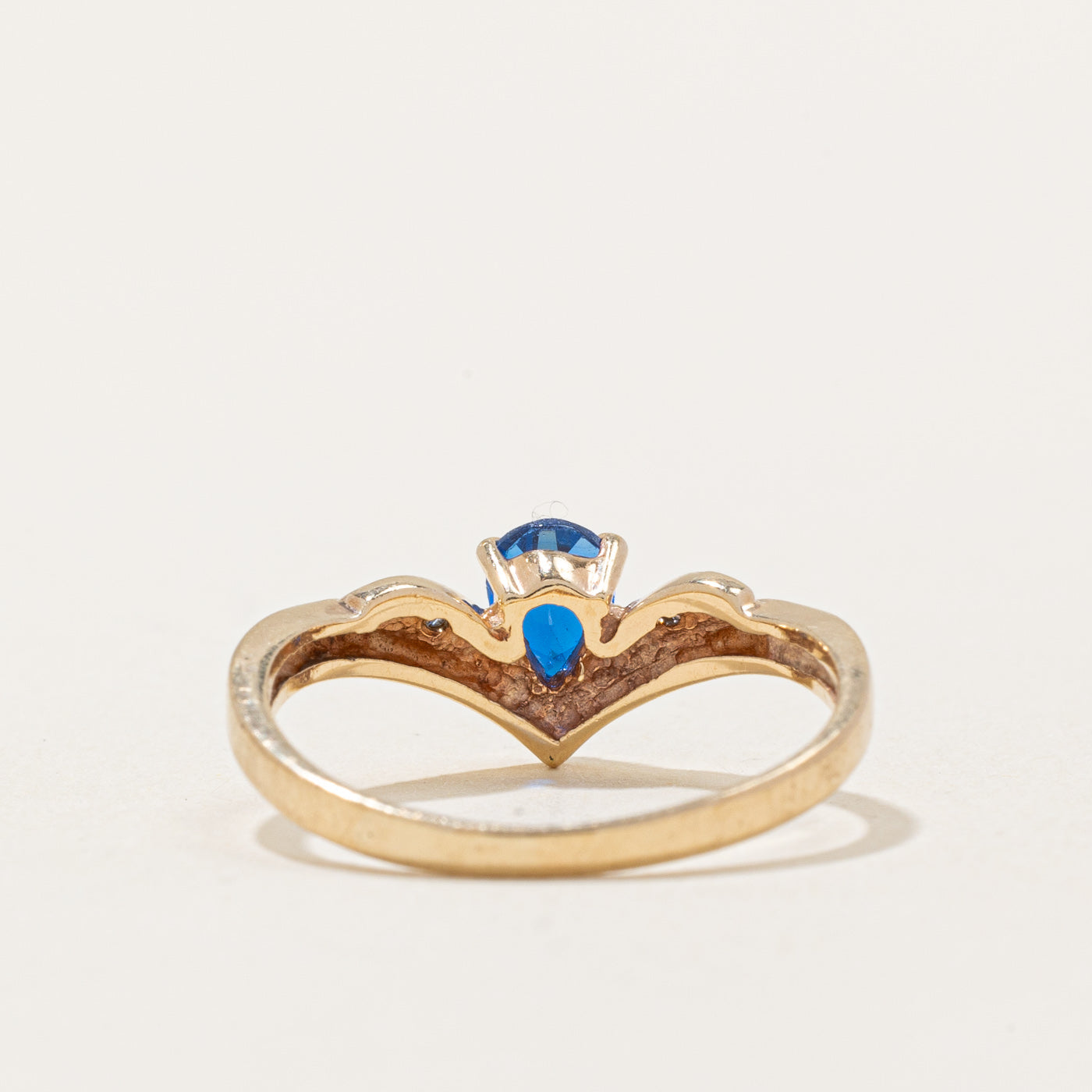 Bague chevron en spinelle synthétique et diamants naturels | 0,50 ct, 0,01 ct au total | Taille 5,75 | 