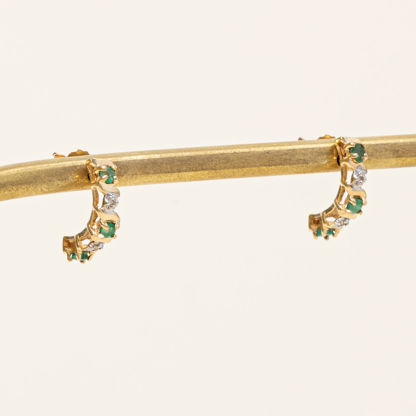 Boucles d'oreilles demi-huggie émeraude et diamant | 0,15 ct, 0,02 ct | 