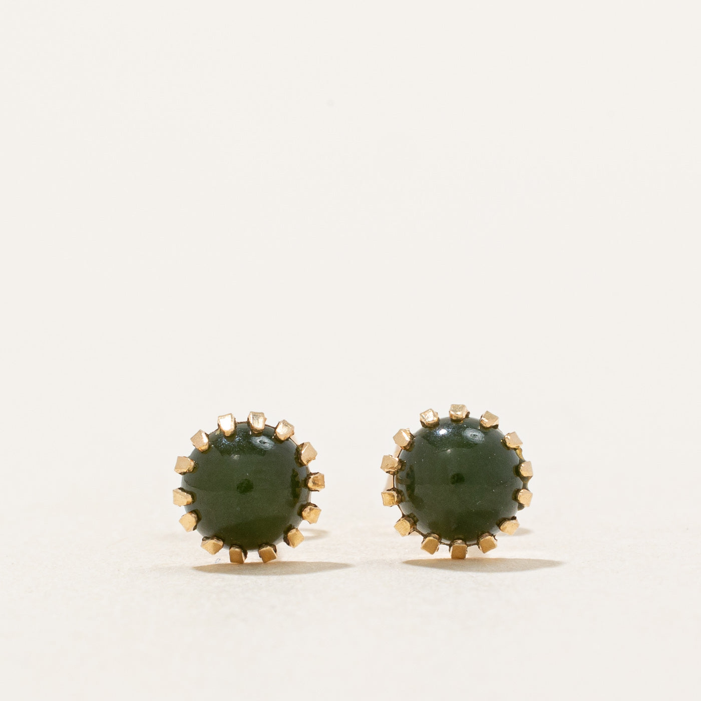 Boucles d'oreilles puces en néphrite | 0,80 ct | 