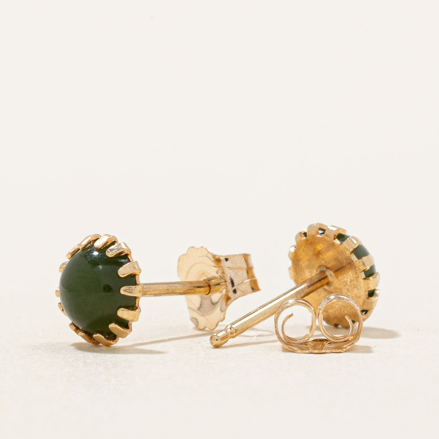 Boucles d'oreilles puces en néphrite | 0,80 ct | 