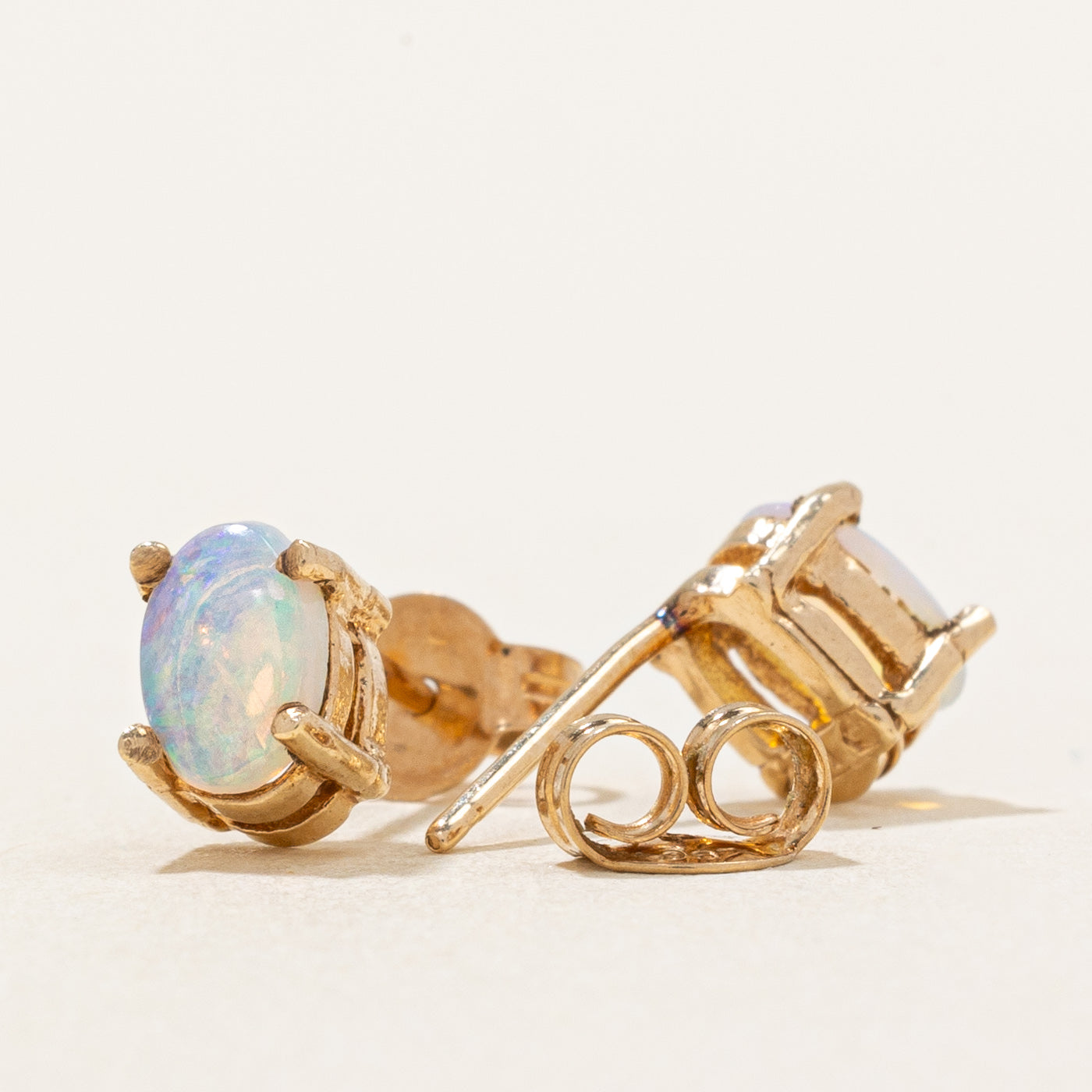 Boucles d'oreilles puces en opale | 0,40 ct | 