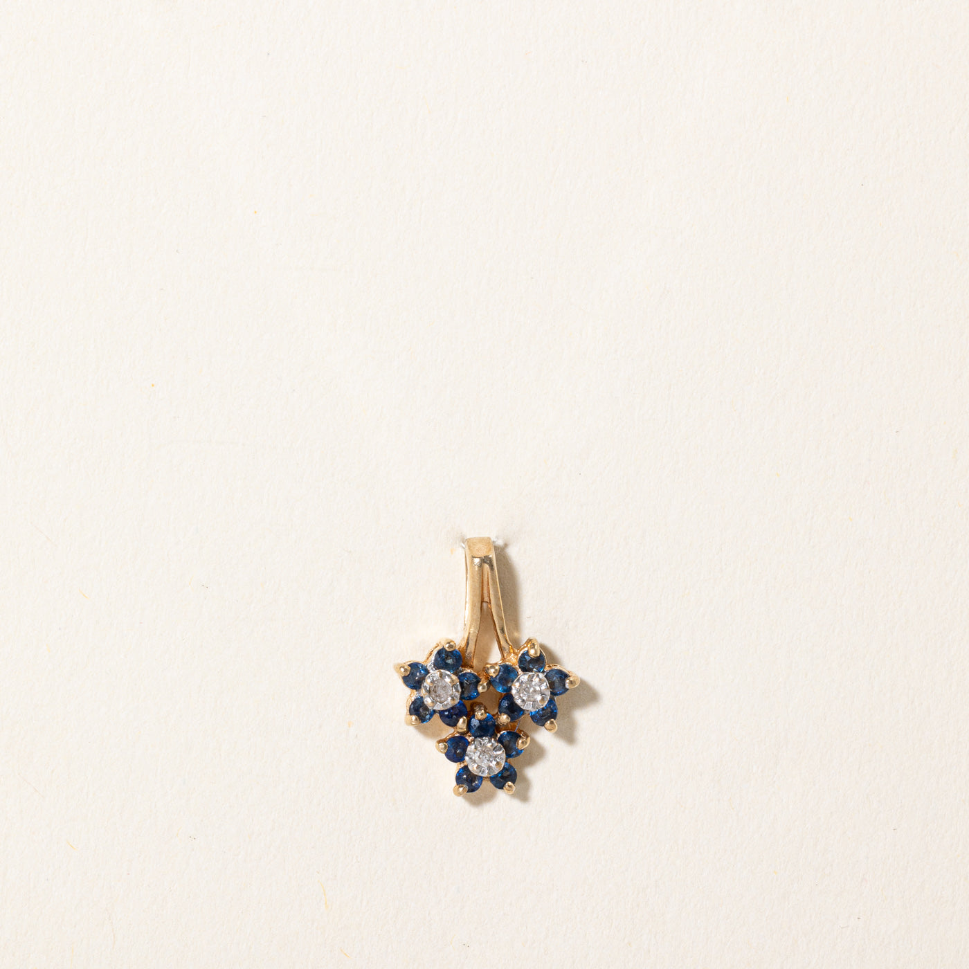 Pendentif fleur en saphir et diamants | 0,50 ct, 0,03 ct | 