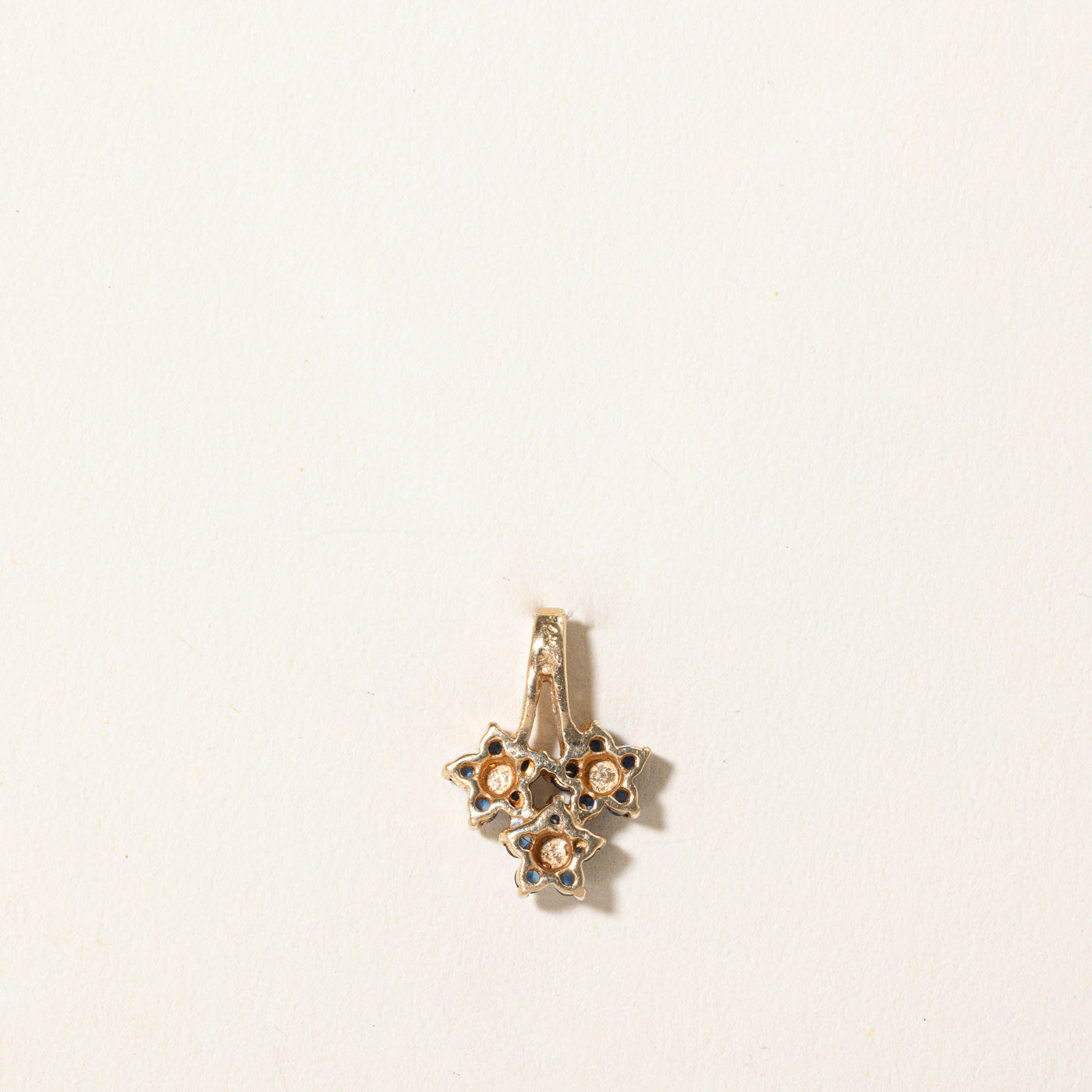 Pendentif fleur en saphir et diamants | 0,50 ct, 0,03 ct | 