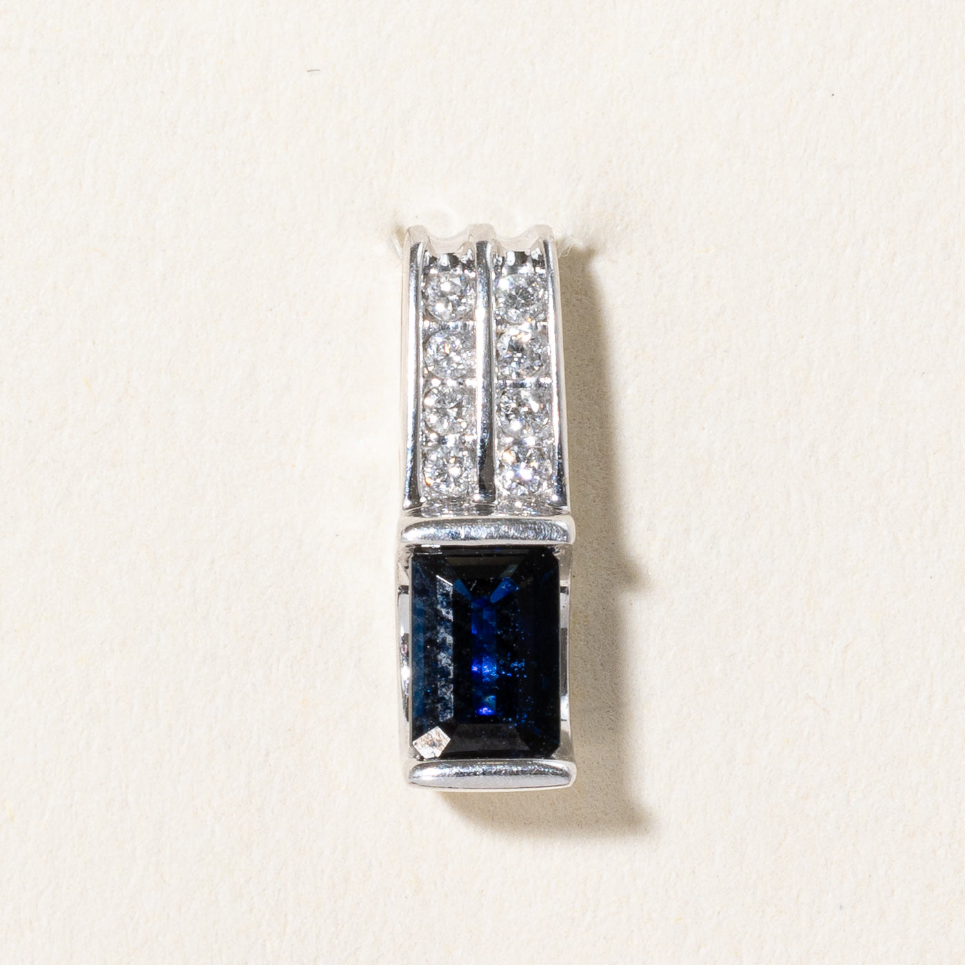 Pendentif saphir et diamants | 0,60 ct, 0,08 ct au total | 