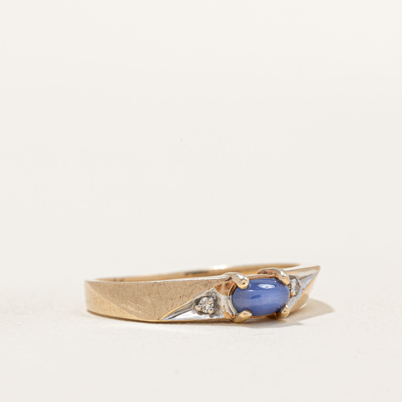 Bague en saphir étoilé synthétique et diamants | 0,30 ct, 0,01 ct au total | Taille 6,25 | 