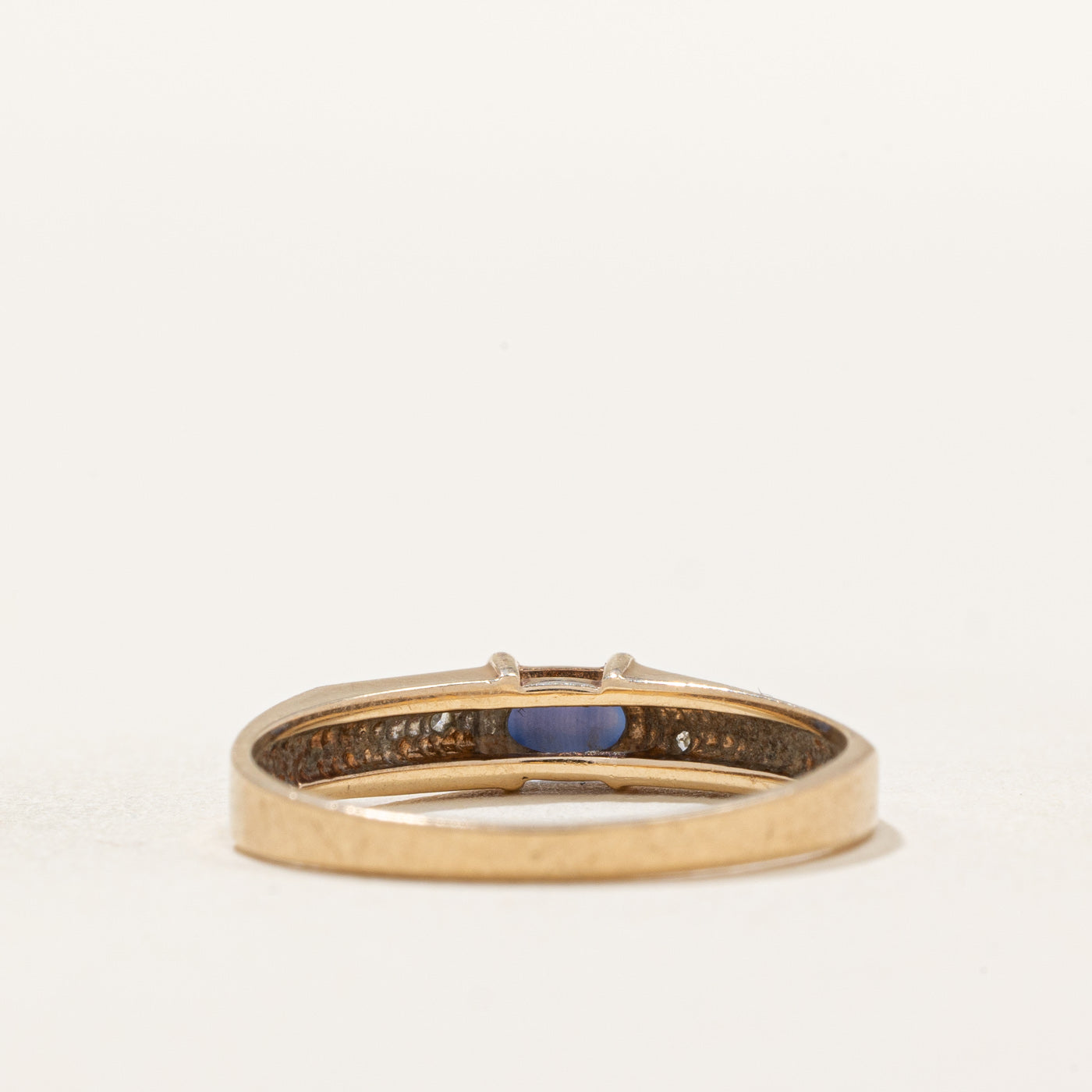 Bague en saphir étoilé synthétique et diamants | 0,30 ct, 0,01 ct au total | Taille 6,25 | 