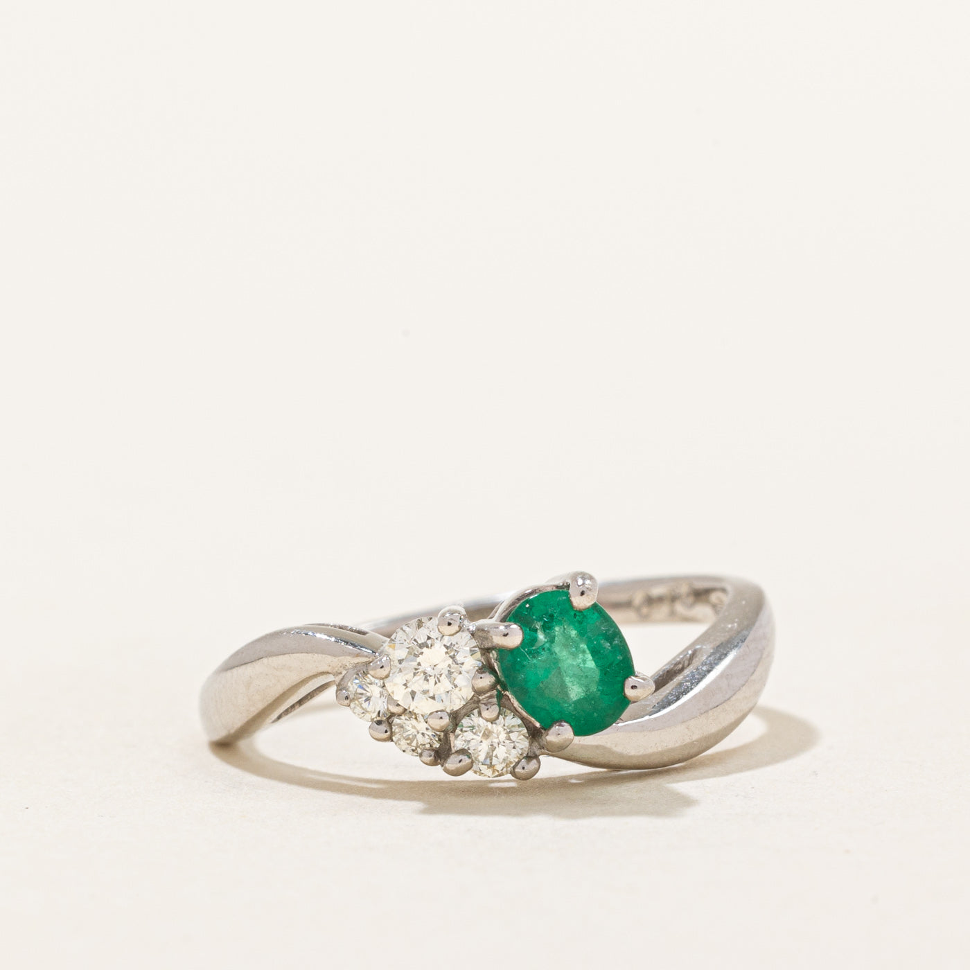 Bague contournée émeraude et diamant | 0,35 ct, 0,15 ct au total | Taille 5,5 | 