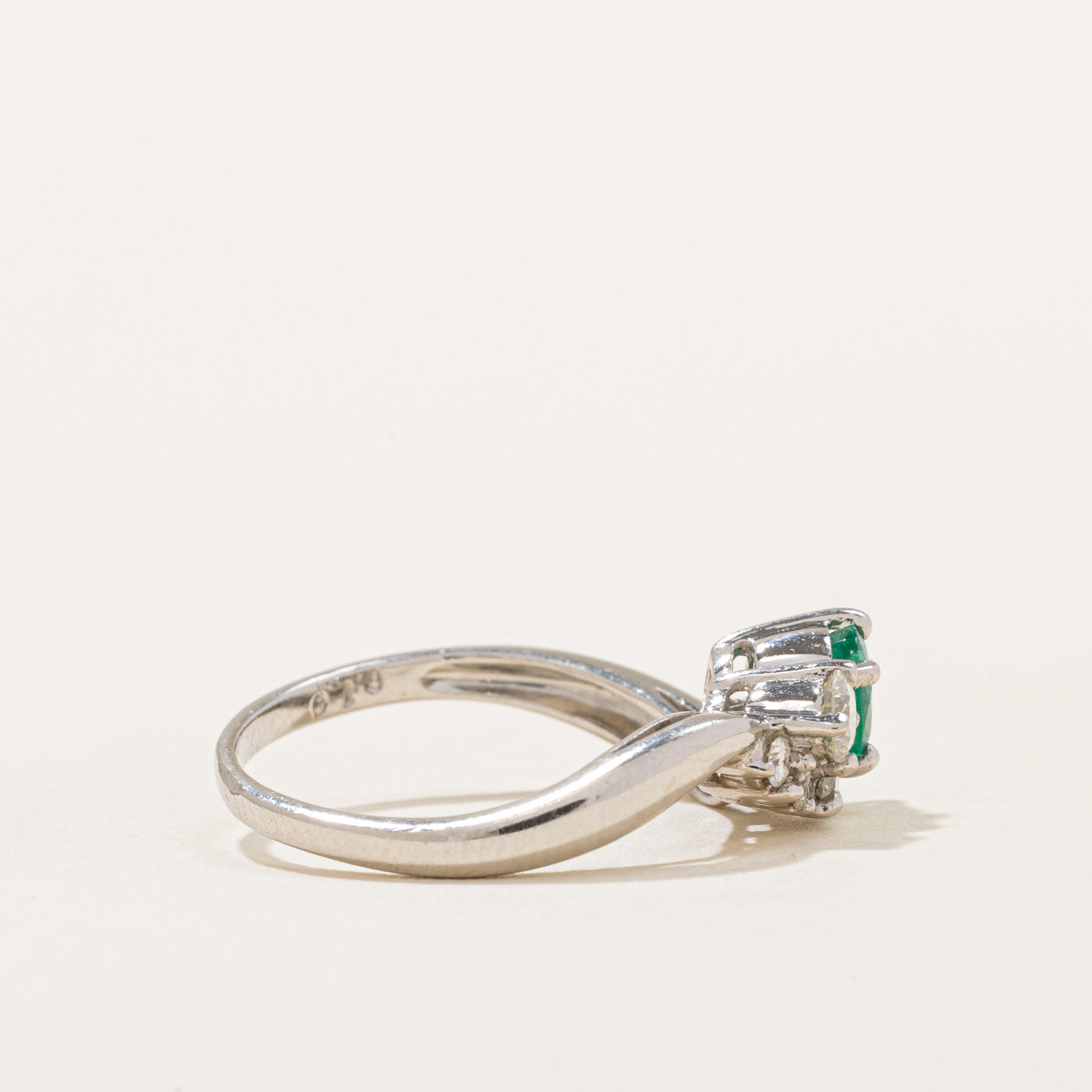 Bague contournée émeraude et diamant | 0,35 ct, 0,15 ct au total | Taille 5,5 | 