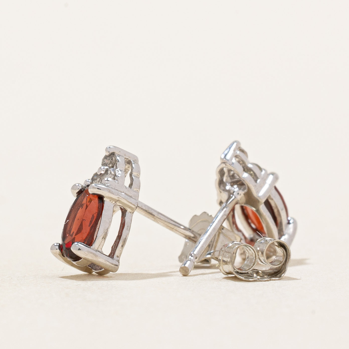 Boucles d'oreilles en grenat et diamants | 0,44 ct, 0,03 ct | 