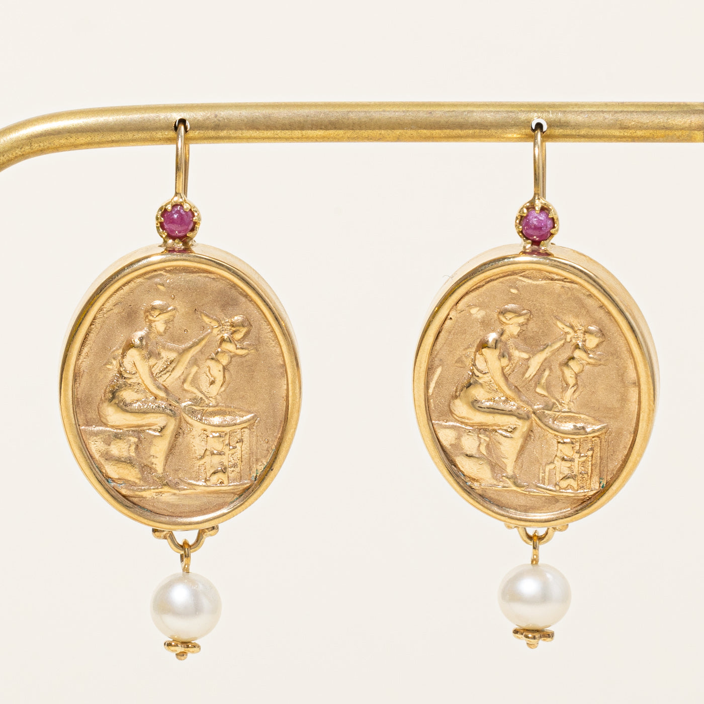 Boucles d'oreilles pendantes en perles de culture et rubis | 3,80 ct, 0,30 ct | 