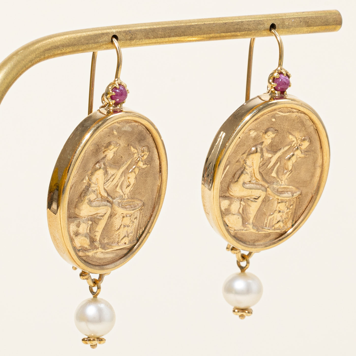 Boucles d'oreilles pendantes en perles de culture et rubis | 3,80 ct, 0,30 ct | 