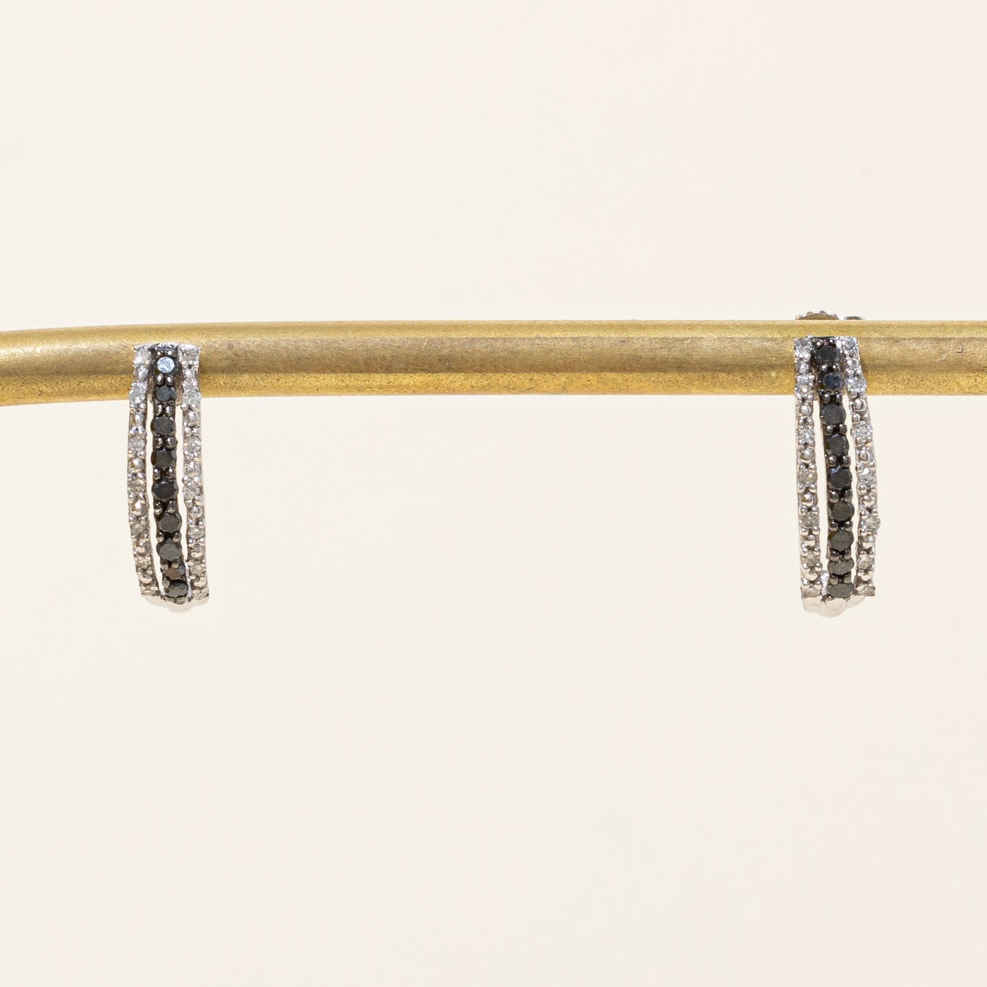 Boucles d'oreilles demi-créoles en diamants noirs et blancs | 0,18 ct, 0,08 ct | 