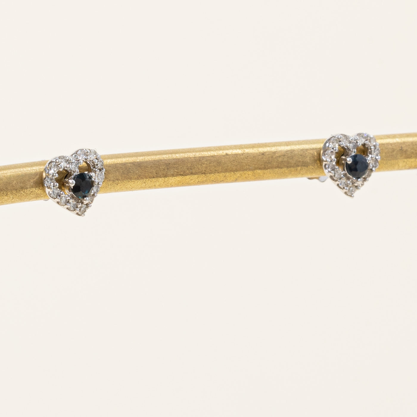Boucles d'oreilles en forme de cœur serties de diamants et de saphirs | 0,14 ct au total, 0,12 ct au total | 