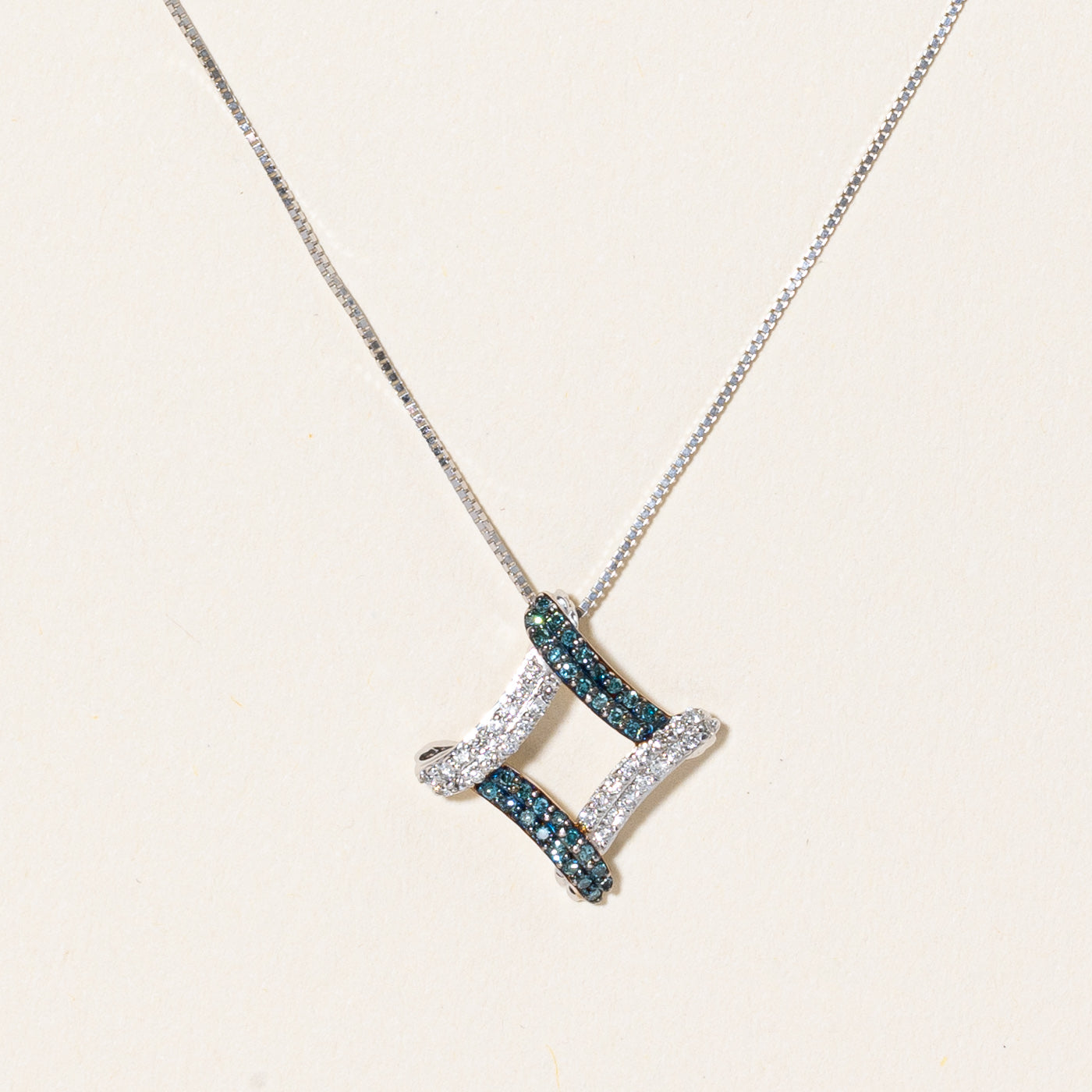 Collier pendentif diamant bleu et blanc | 0,12 ct, 0,12 ct | 45,7 cm | 
