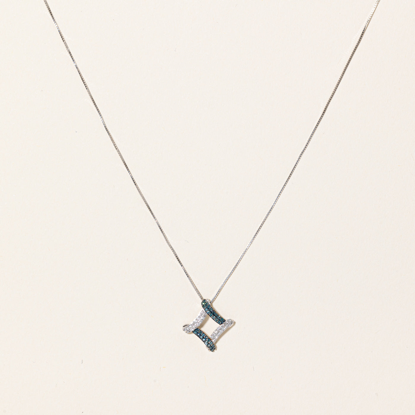 Collier pendentif diamant bleu et blanc | 0,12 ct, 0,12 ct | 45,7 cm | 