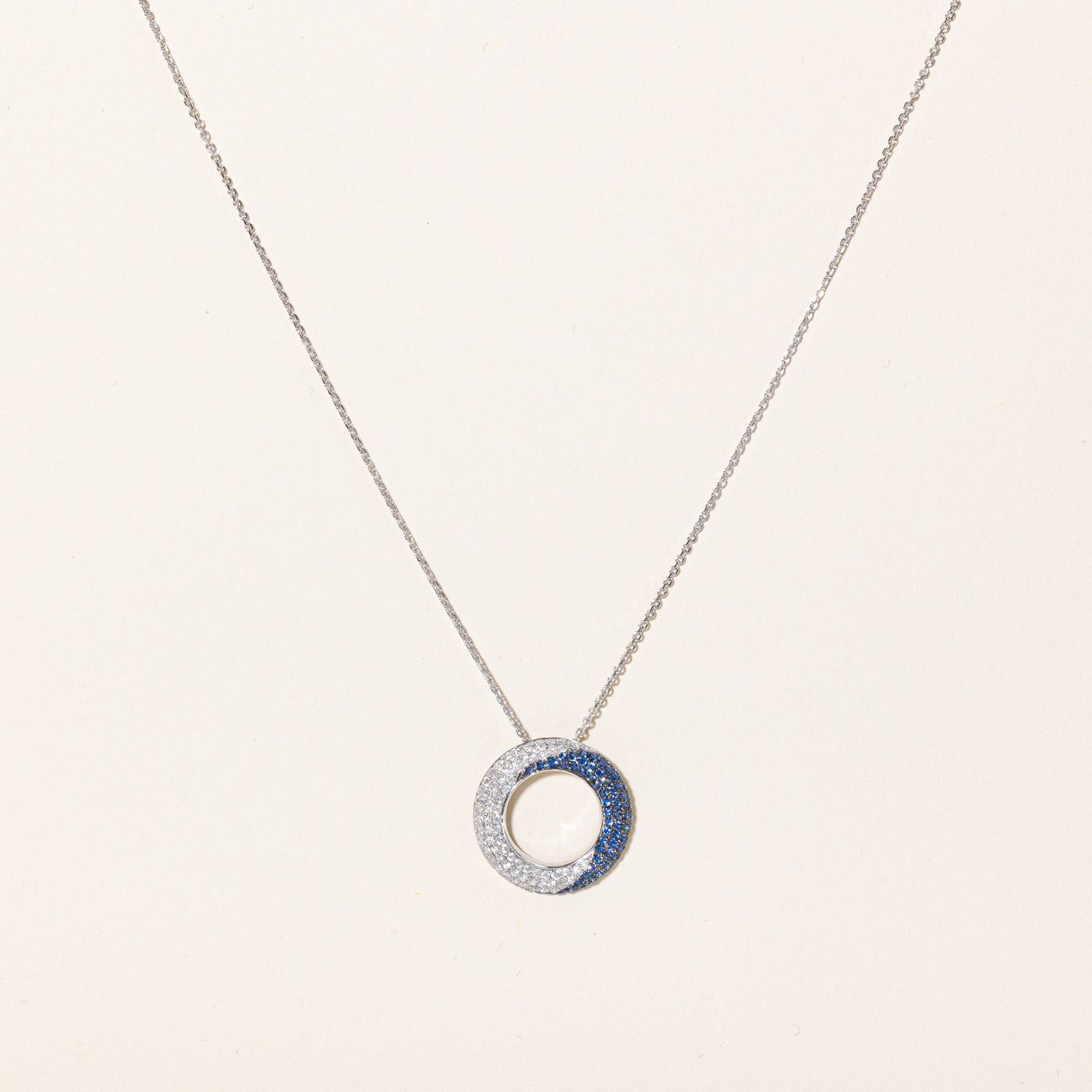 Collier pendentif couronne saphir et diamants | 0,55 ct, 0,45 ct | 40,6 cm | 