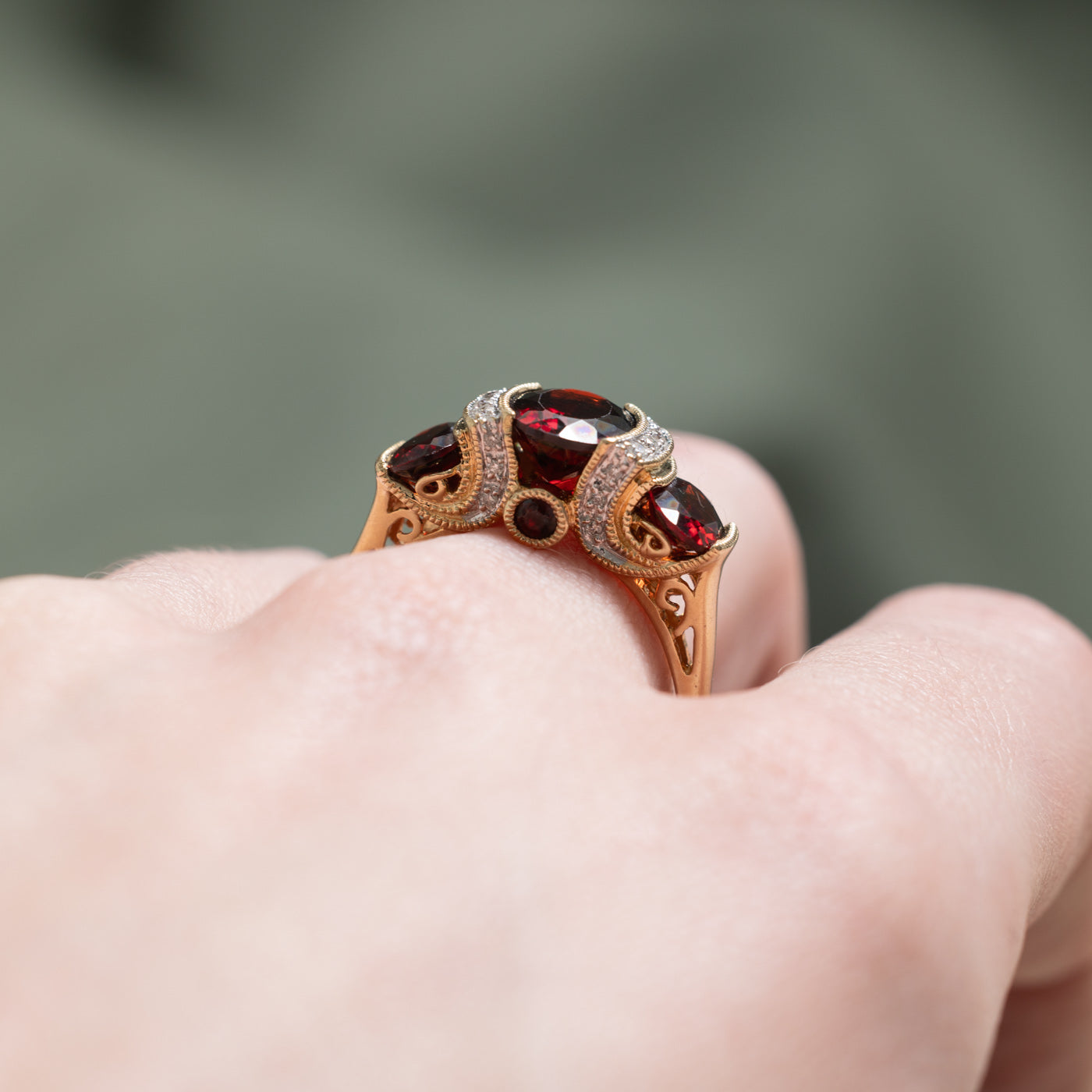Bague cocktail en grenat et diamants | 3,90 ct, 0,14 ct | Taille 9,5