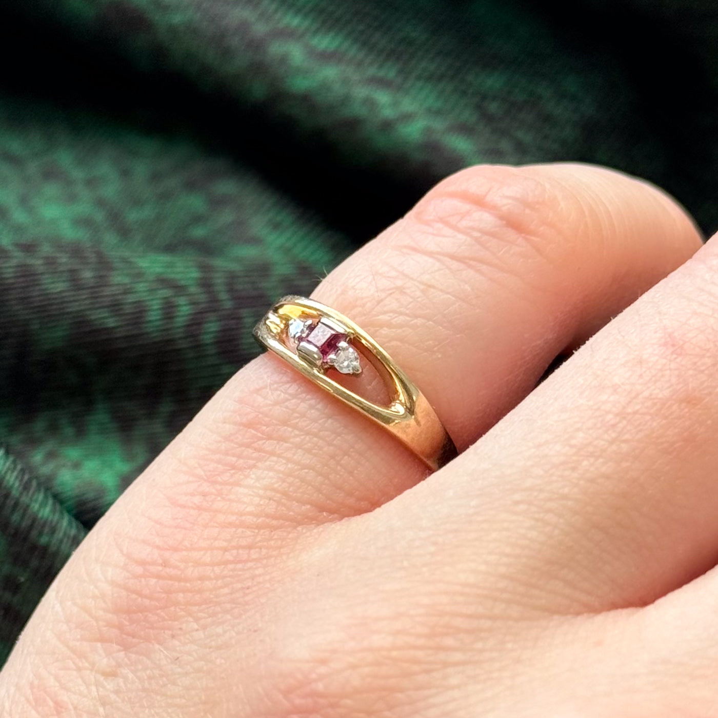 Bague rubis et diamants | 0,06 ct, 0,02 ct au total | Taille 3 |
