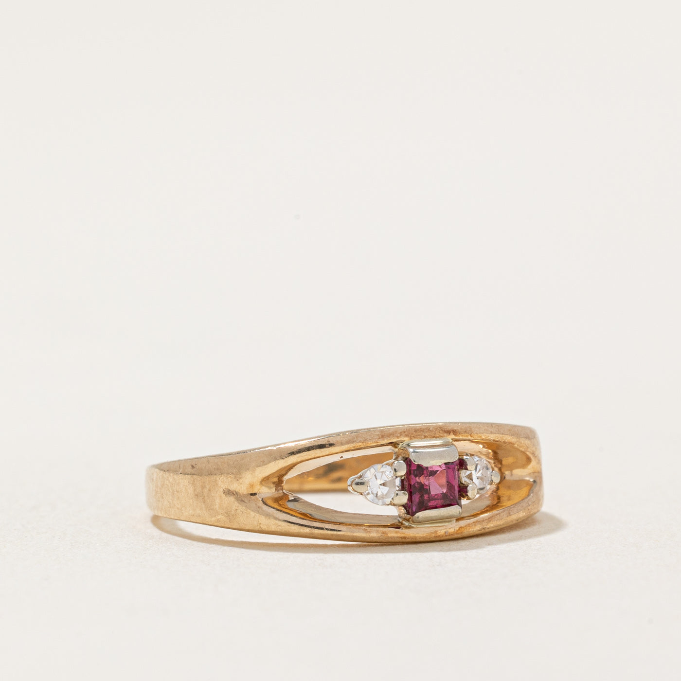 Bague rubis et diamants | 0,06 ct, 0,02 ct au total | Taille 3 |
