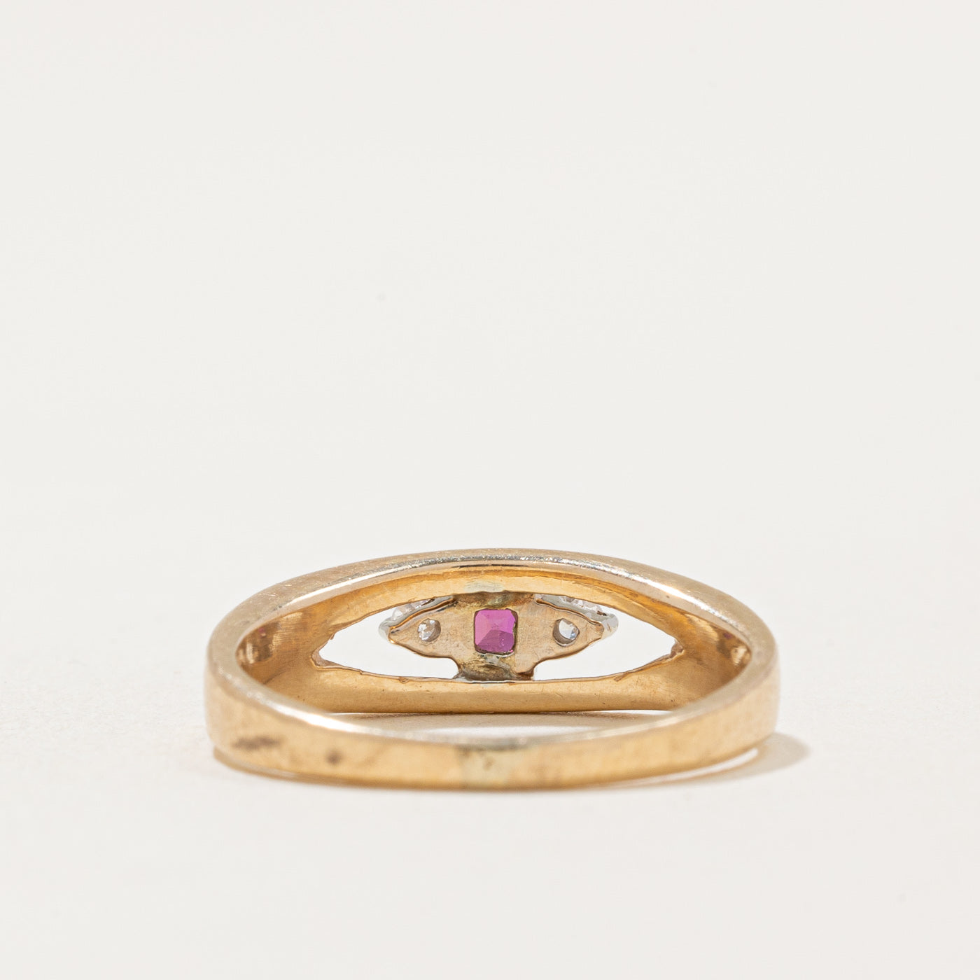 Bague rubis et diamants | 0,06 ct, 0,02 ct au total | Taille 3 |