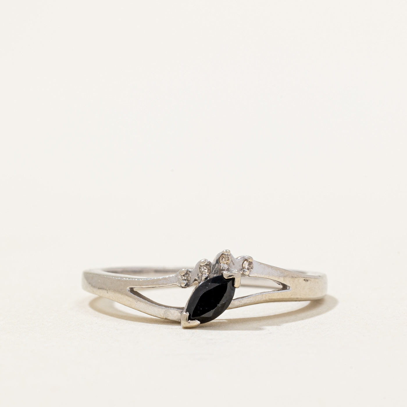 Bague saphir et diamants | 0,20 ct, 0,02 ct au total | Taille 7,5 | 