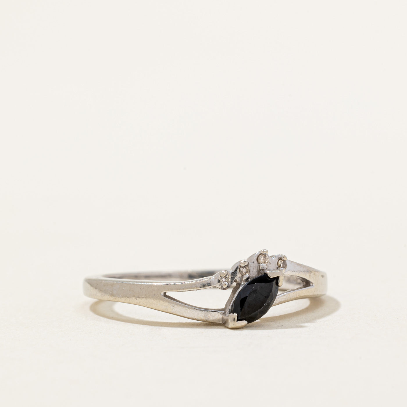 Bague saphir et diamants | 0,20 ct, 0,02 ct au total | Taille 7,5 | 