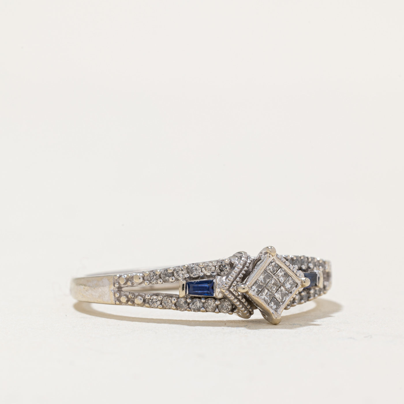 Bague en diamant et saphir | 0,13 ct, 0,06 ct | Taille 9,25 | 