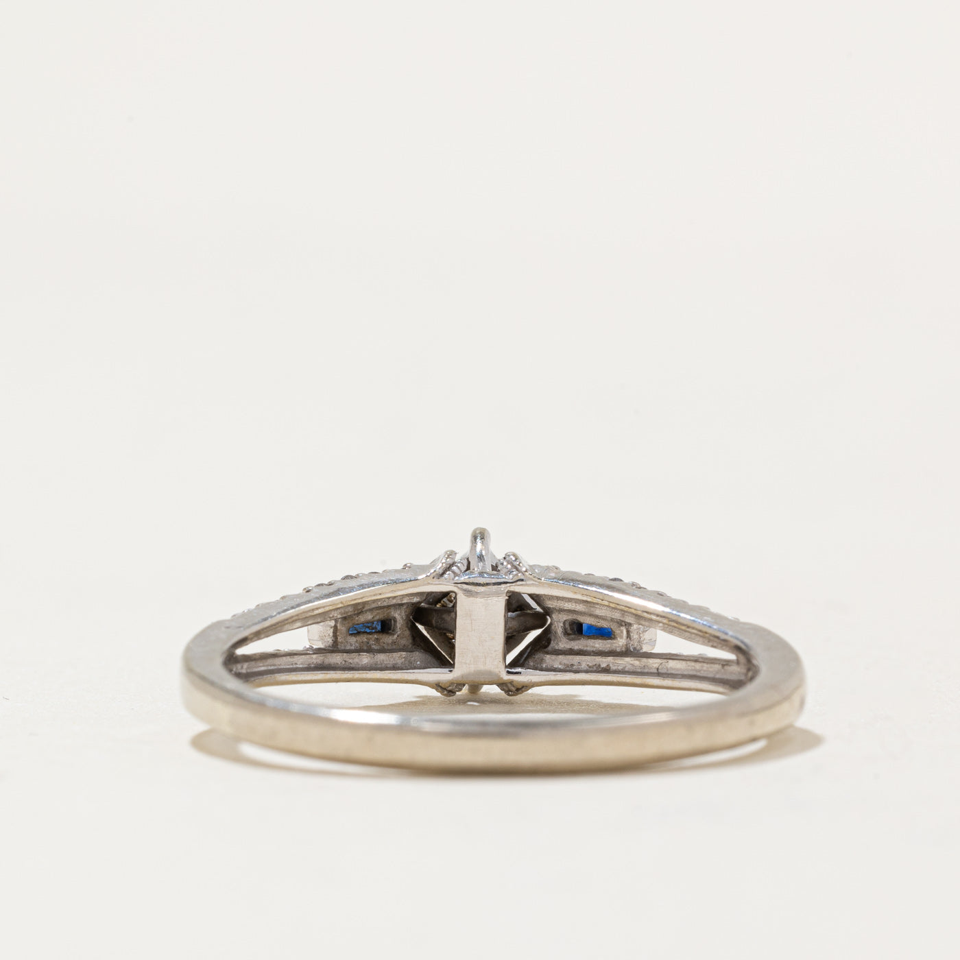 Bague en diamant et saphir | 0,13 ct, 0,06 ct | Taille 9,25 | 