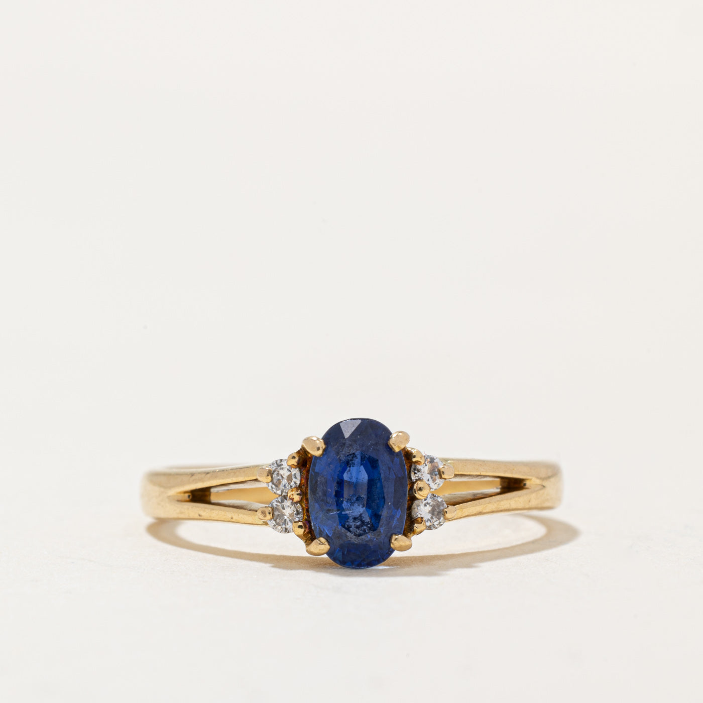 Bague cocktail saphir et diamants | 0,66 ct, 0,04 ct au total | Taille 6 | 