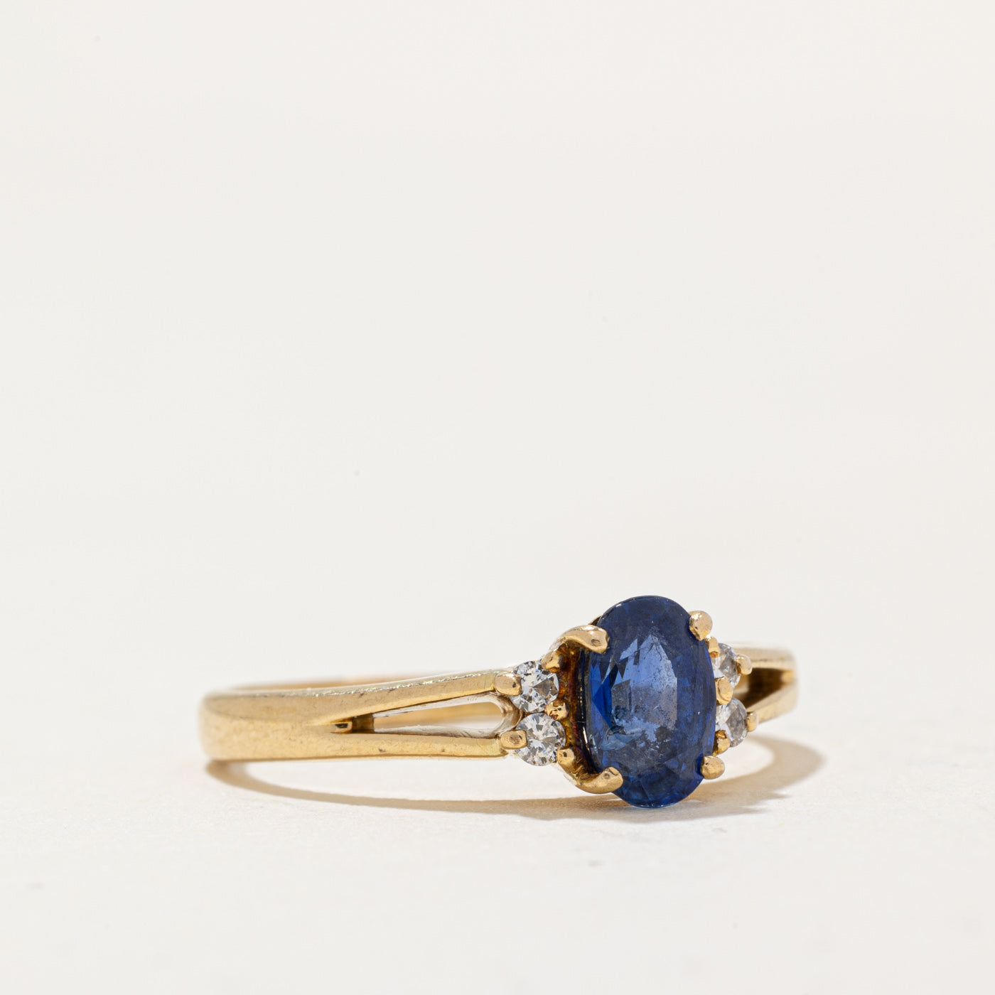 Bague cocktail saphir et diamants | 0,66 ct, 0,04 ct au total | Taille 6 | 
