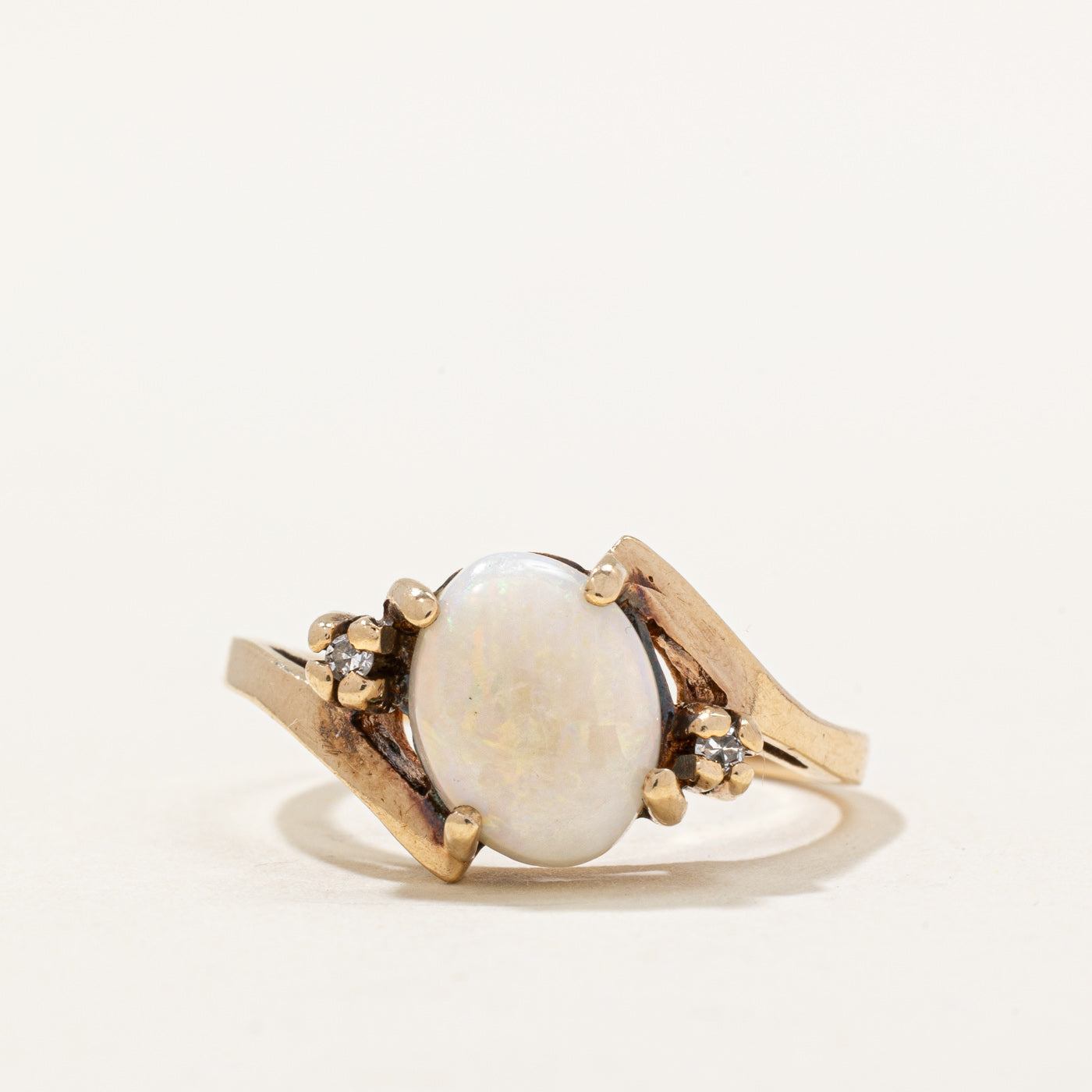 Bague cocktail en opale et saphir blanc | 1,00 ct, 0,01 ct au total | Taille 6,75 | 