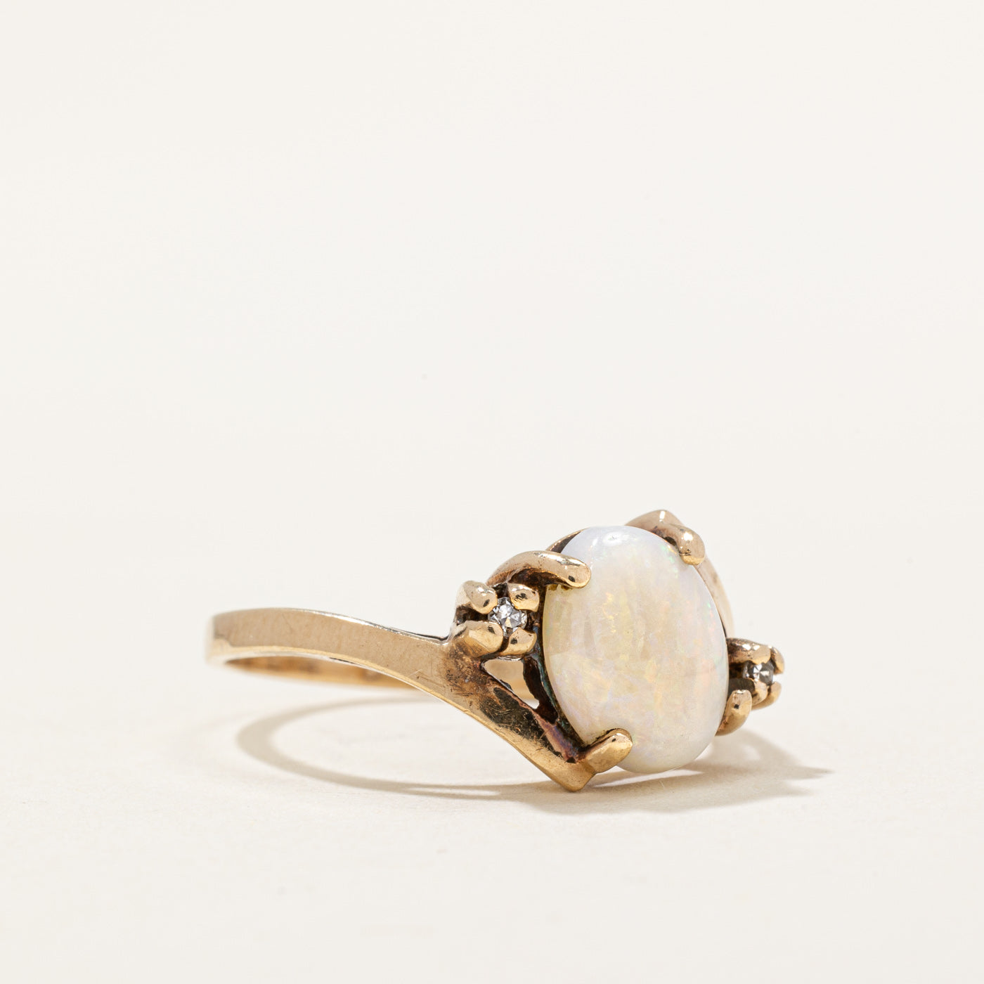 Bague cocktail en opale et saphir blanc | 1,00 ct, 0,01 ct au total | Taille 6,75 | 