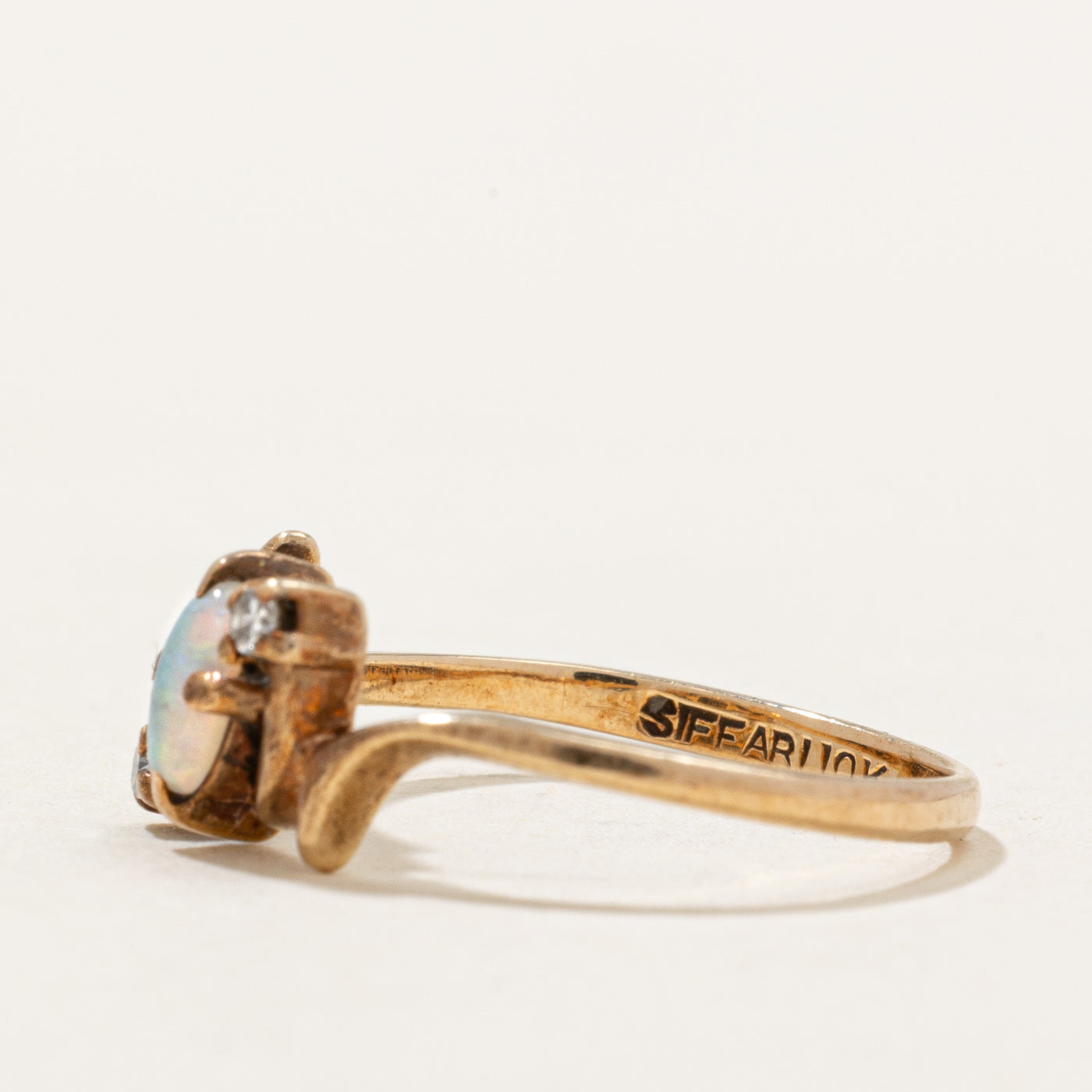 Bague en opale et diamants | 0,10 ct, 0,01 ct au total | Taille 3,75 | 