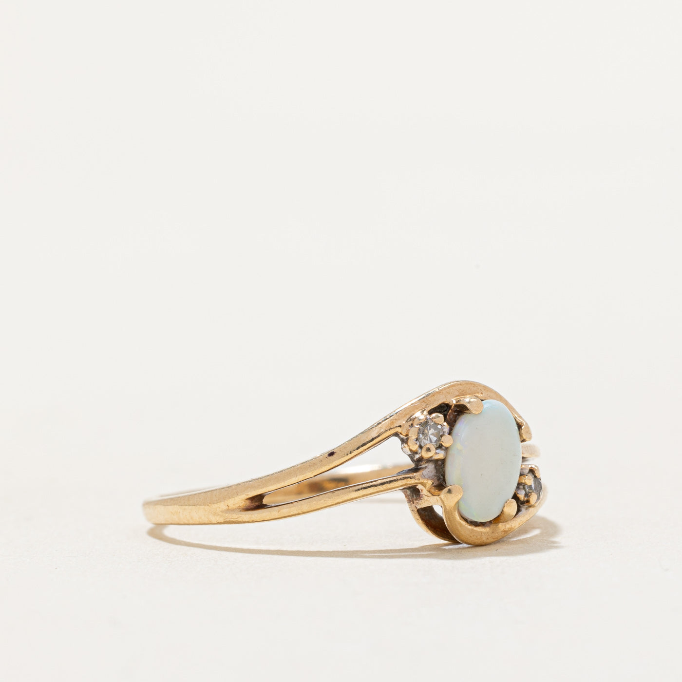 Bague en opale et diamants | 0,25 ct, 0,01 ct au total | Taille 6,75 | 