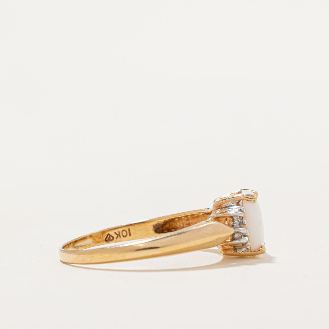 Bague en opale et diamants | 0,60 ct, 0,02 ct au total | Taille 8,5 | 