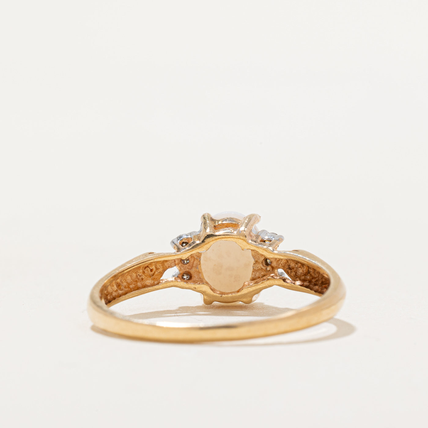 Bague en opale et diamants | 0,60 ct, 0,02 ct au total | Taille 8,5 | 